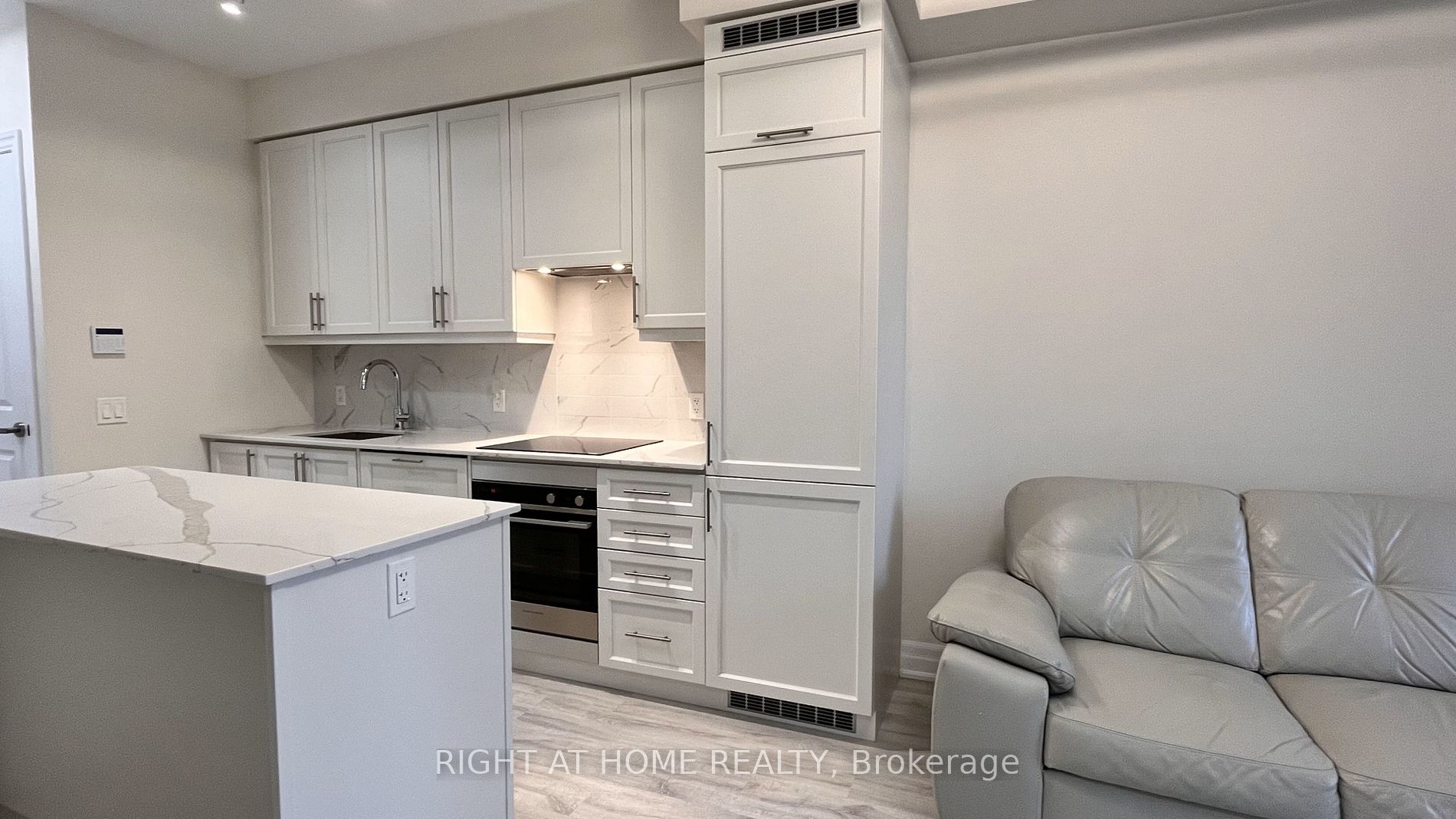 9085 Jane St, #811