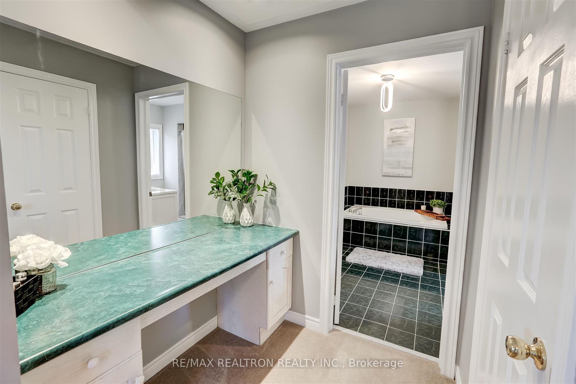 561 Roeder Crt
