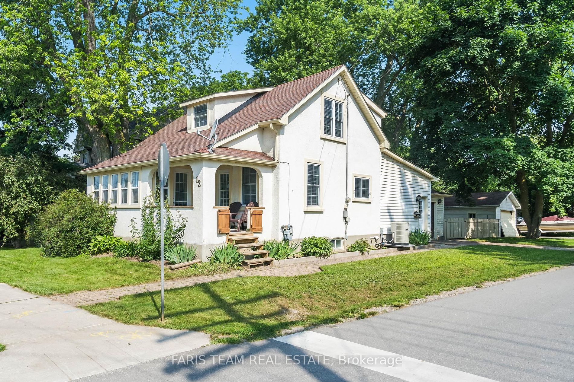 12 Victoria St W