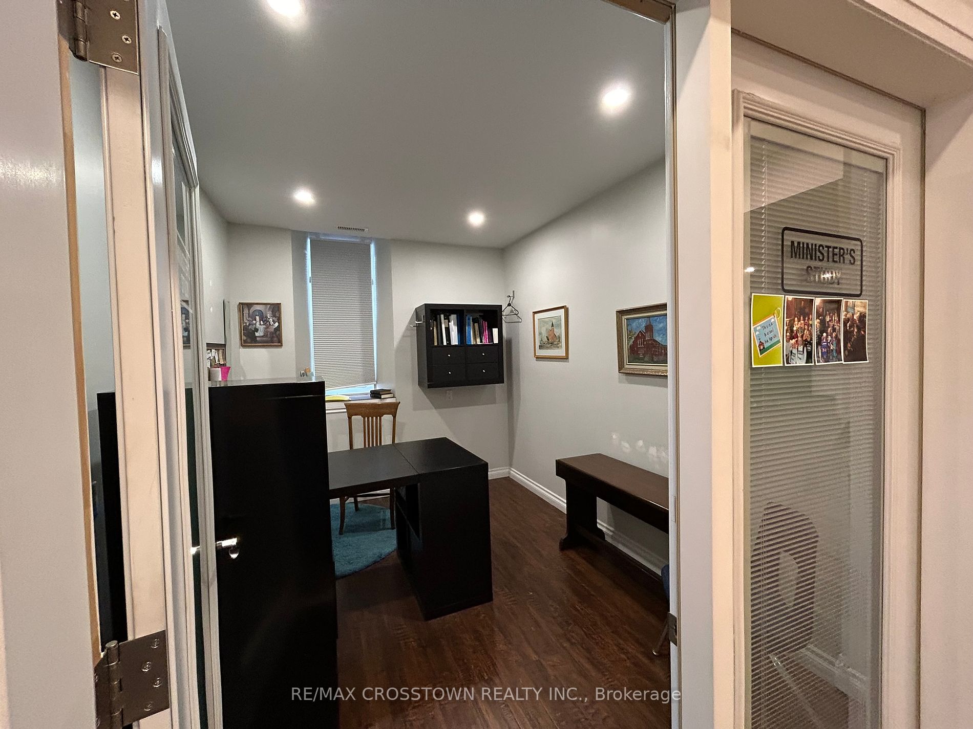 7 Robert St