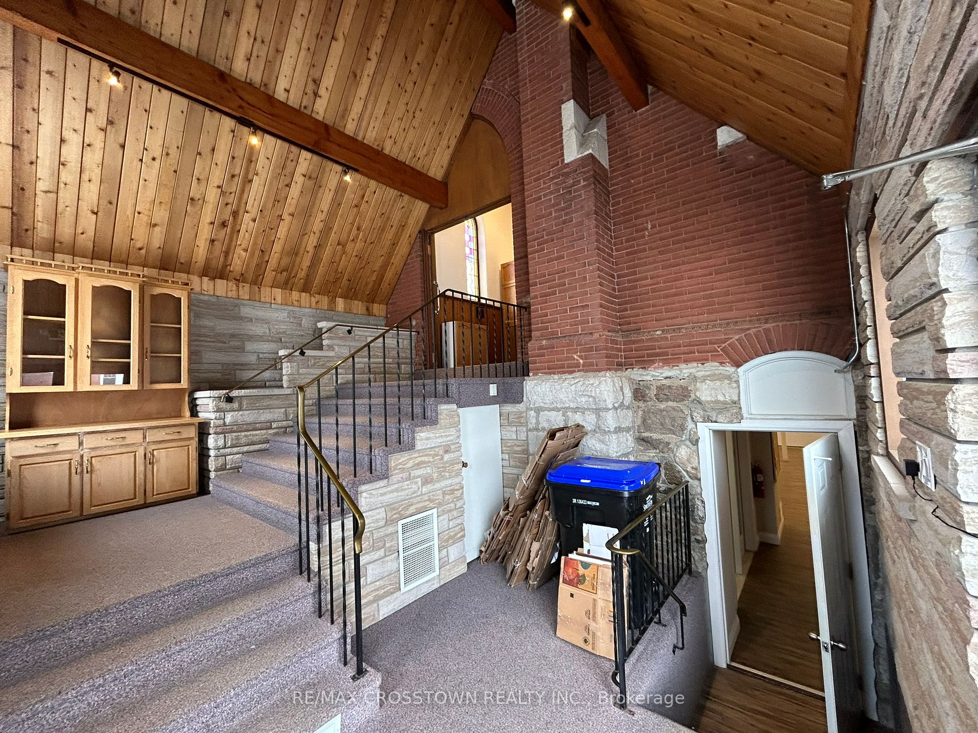 7 Robert St