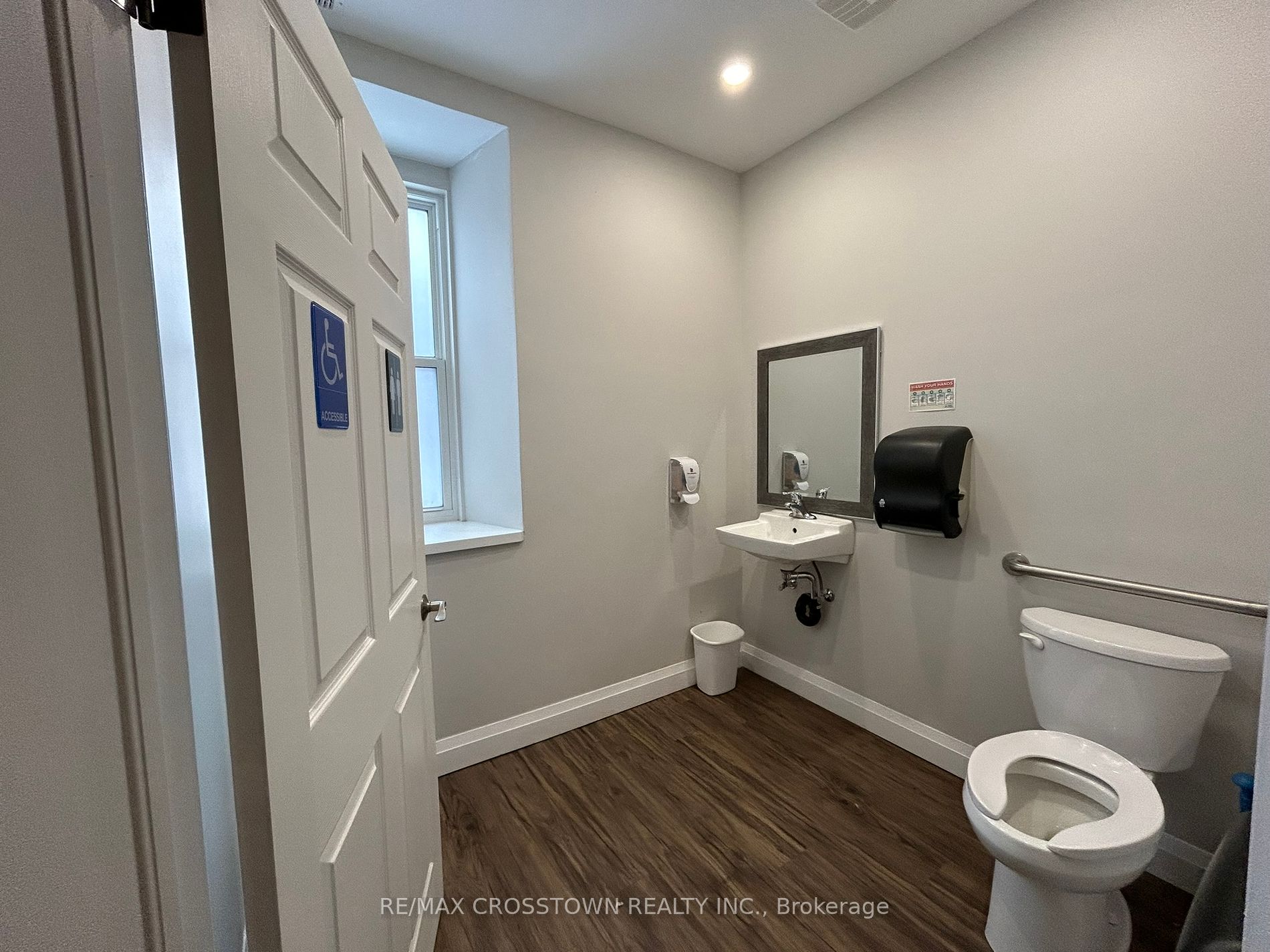 7 Robert St