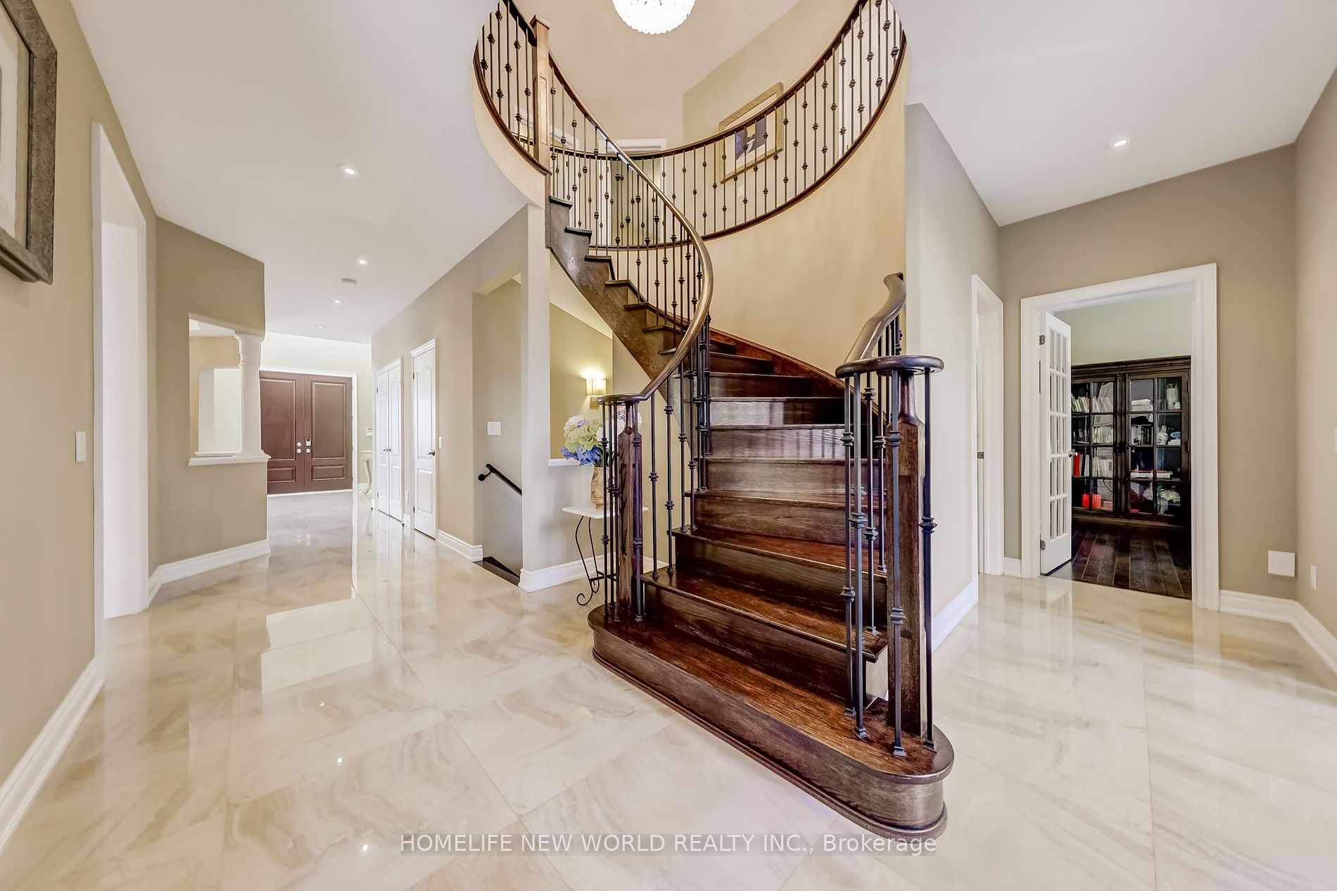 182 Heintzman Cres