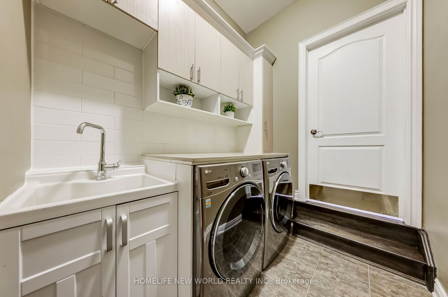 182 Heintzman Cres