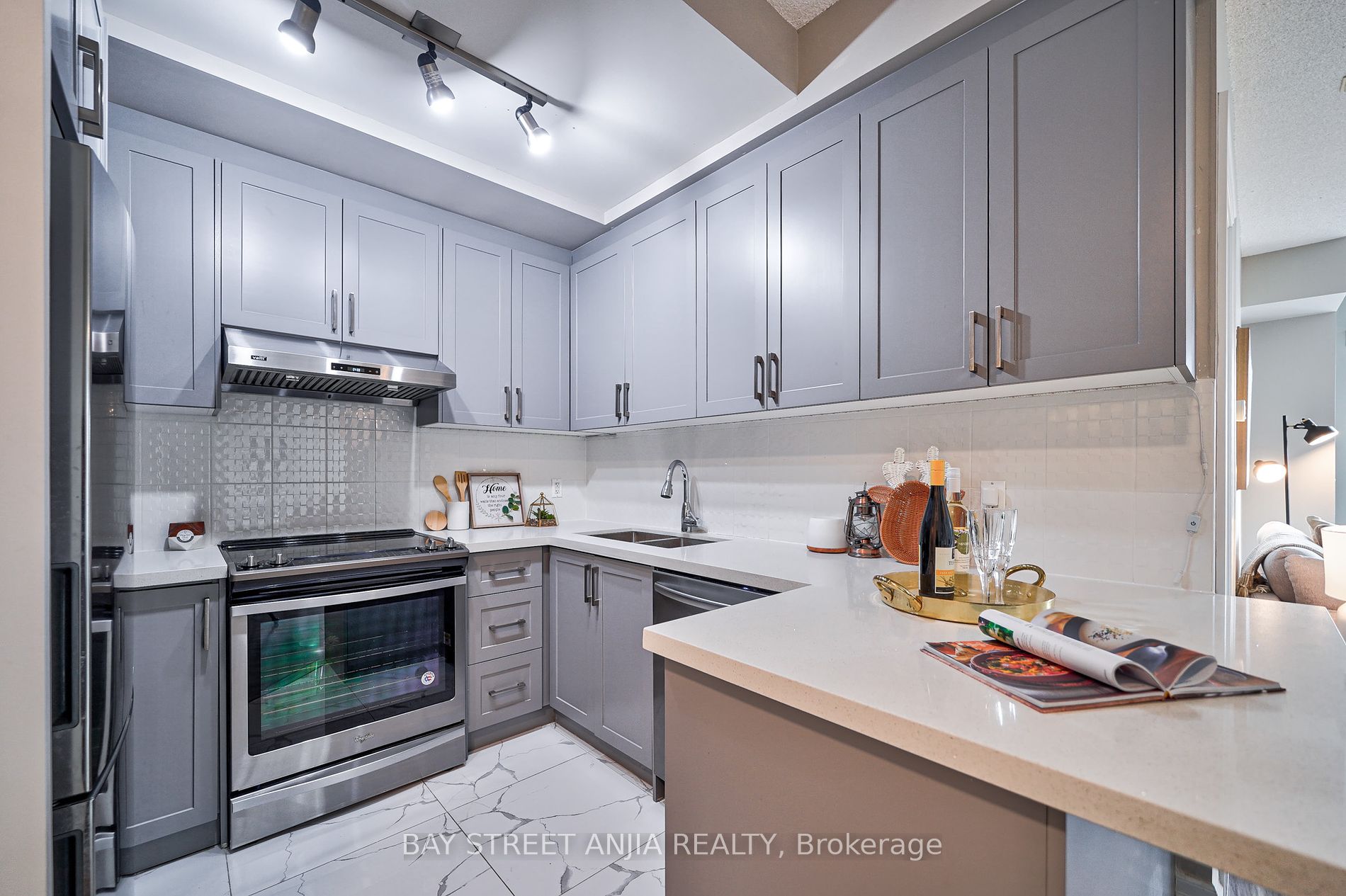 21 Upper Duke Cres, #314B