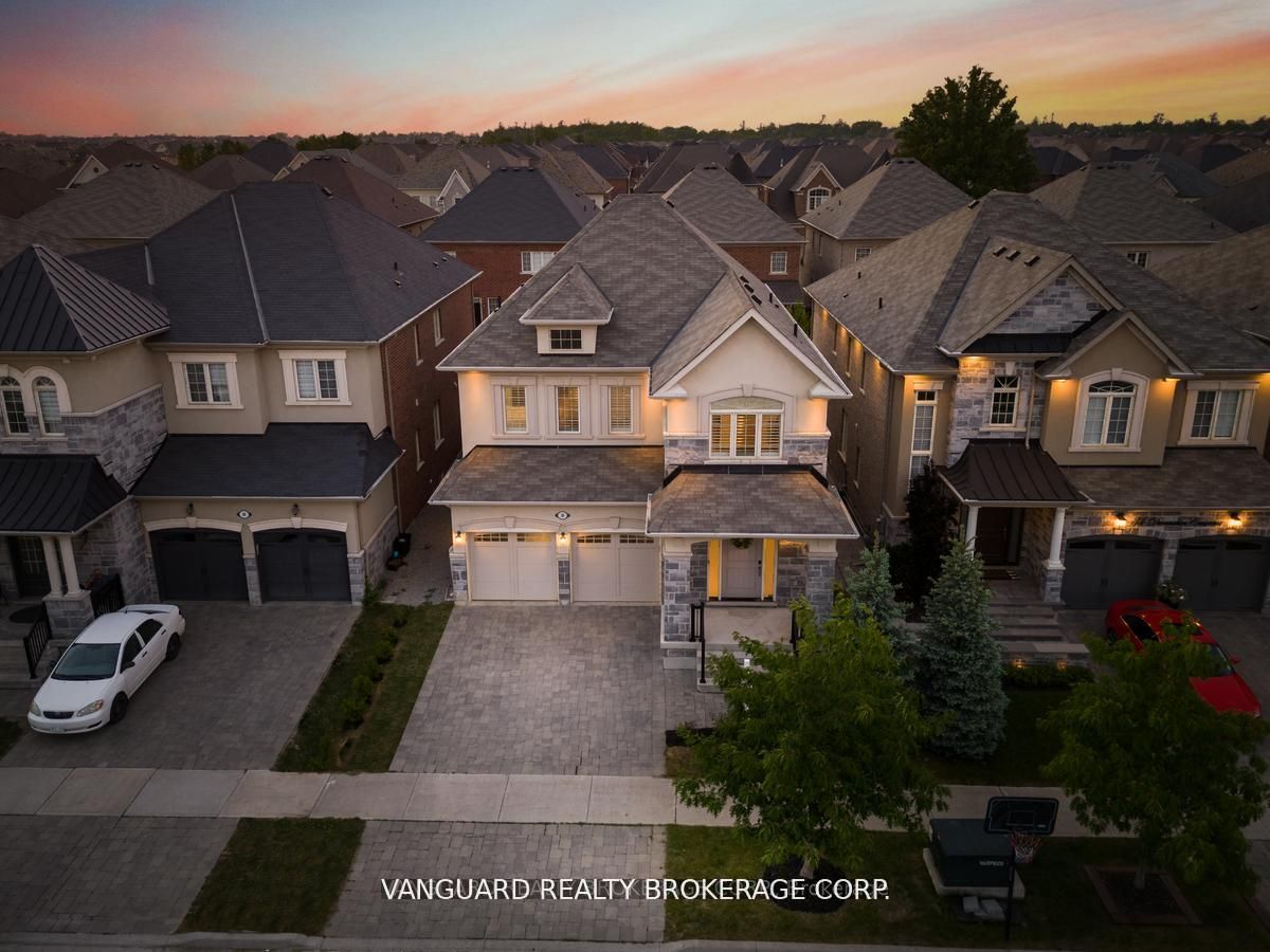 38 Dunrobin Cres