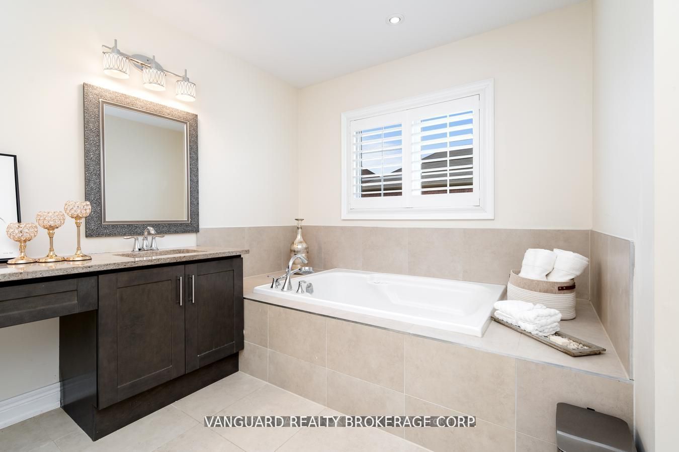 38 Dunrobin Cres
