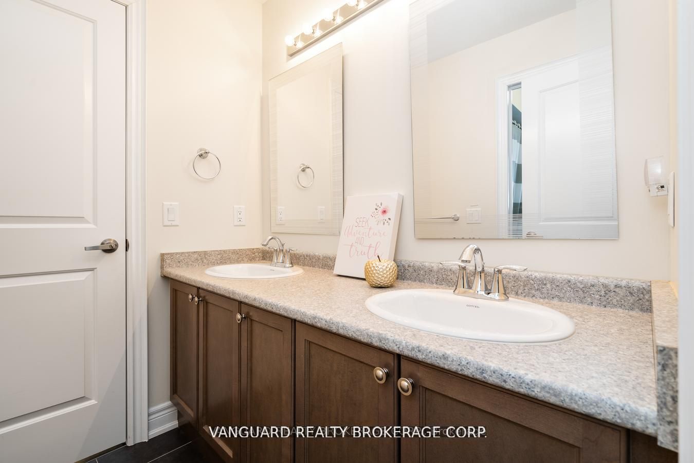 38 Dunrobin Cres