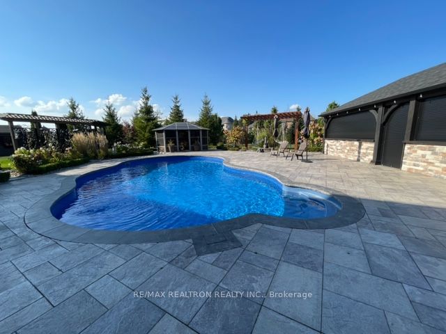 15 Pine Vista Ave