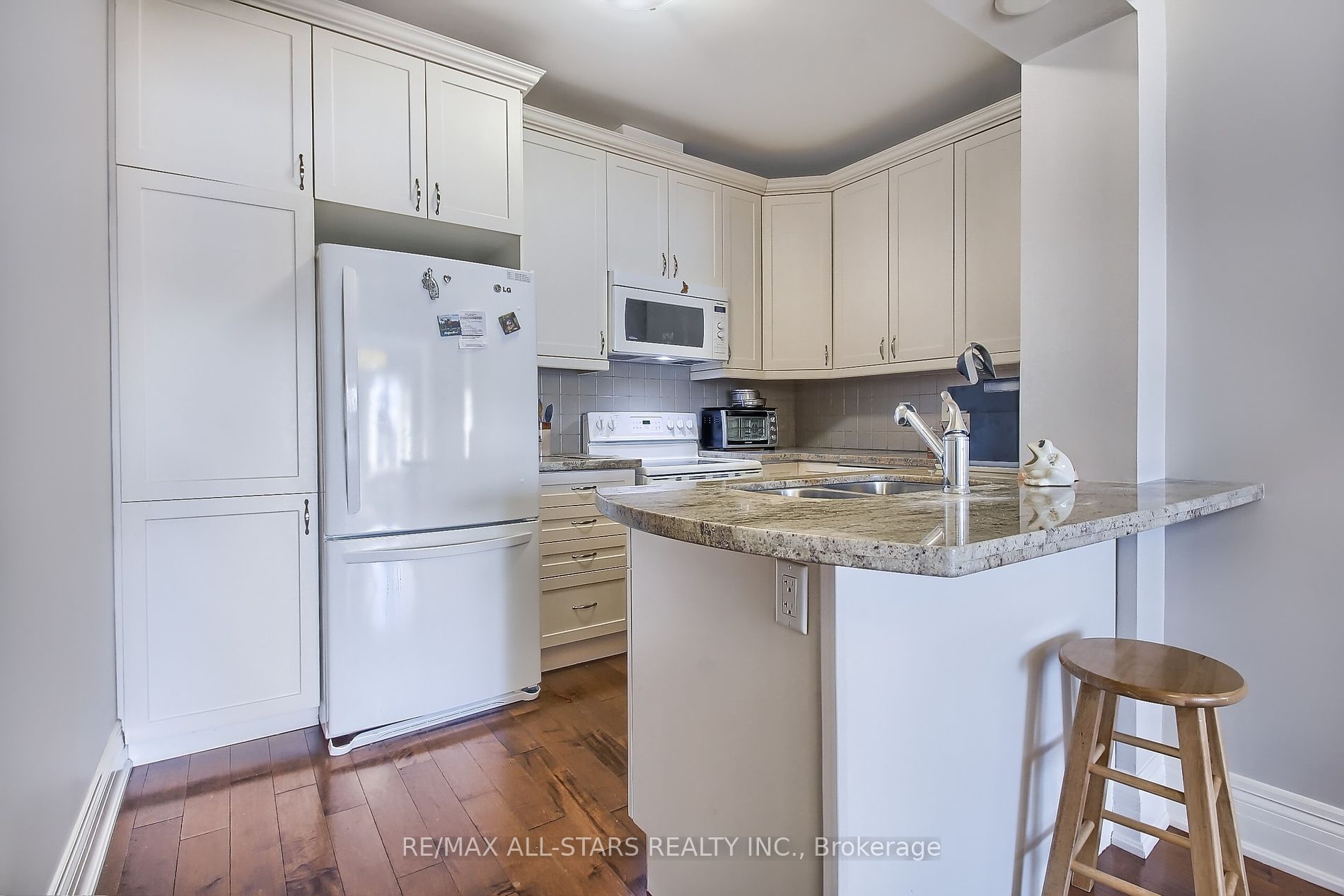 80 Burns Blvd, #208