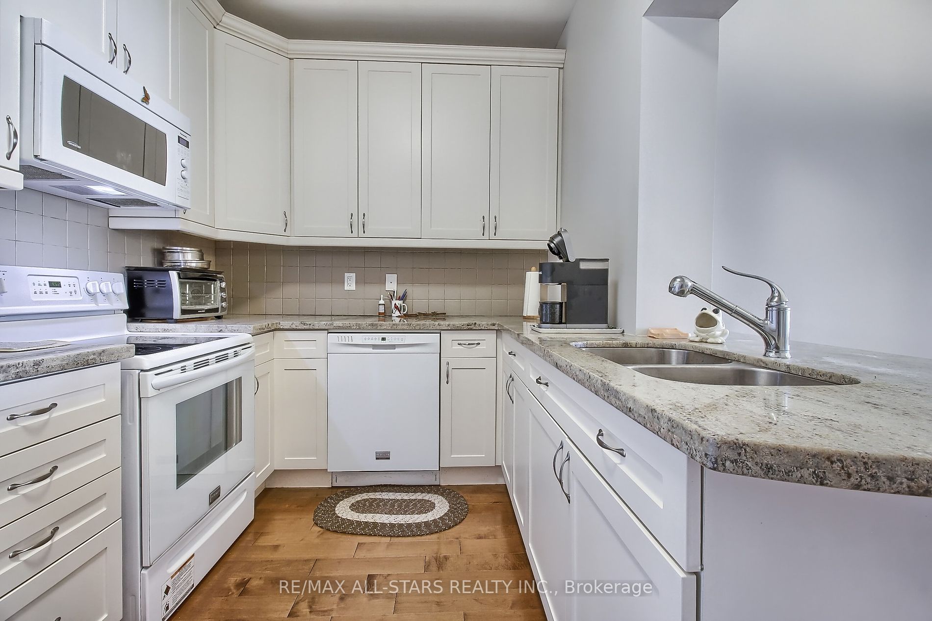80 Burns Blvd, #208