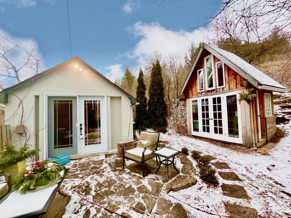 2872 Mount Albert Road