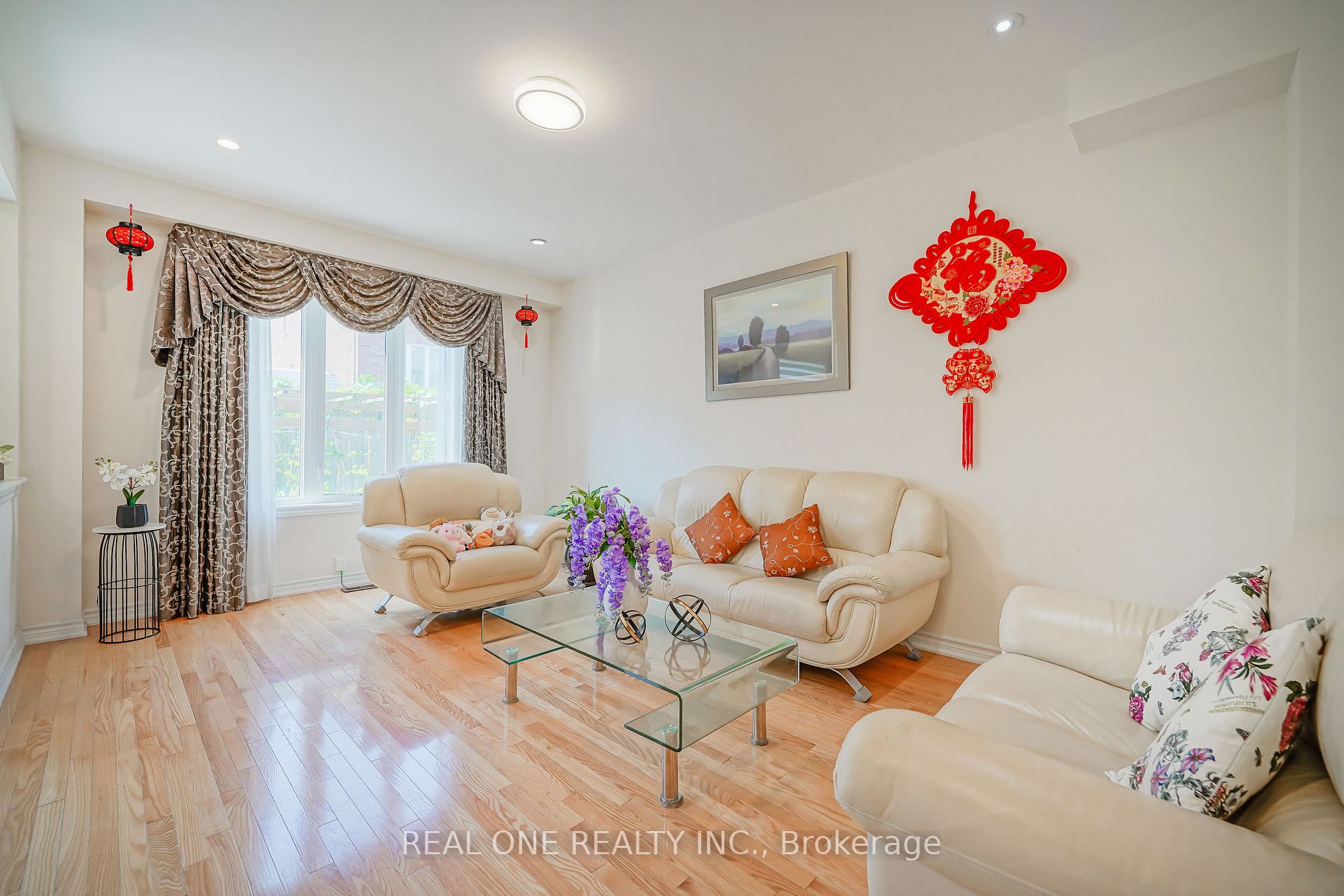 91 Living Cres