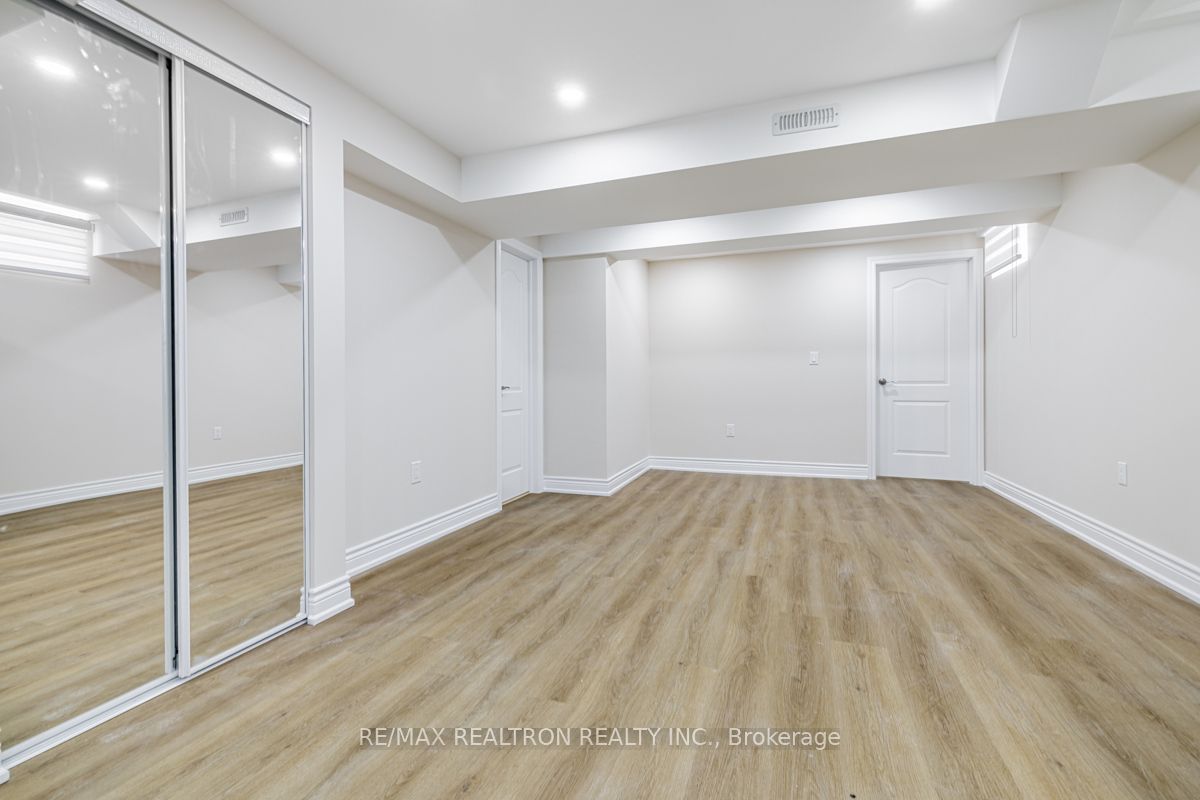 103 Beverley Glen Boulevard