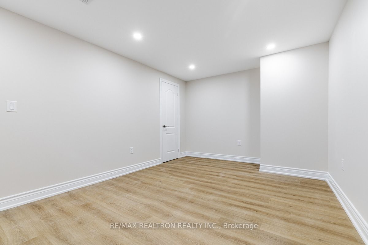 103 Beverley Glen Boulevard