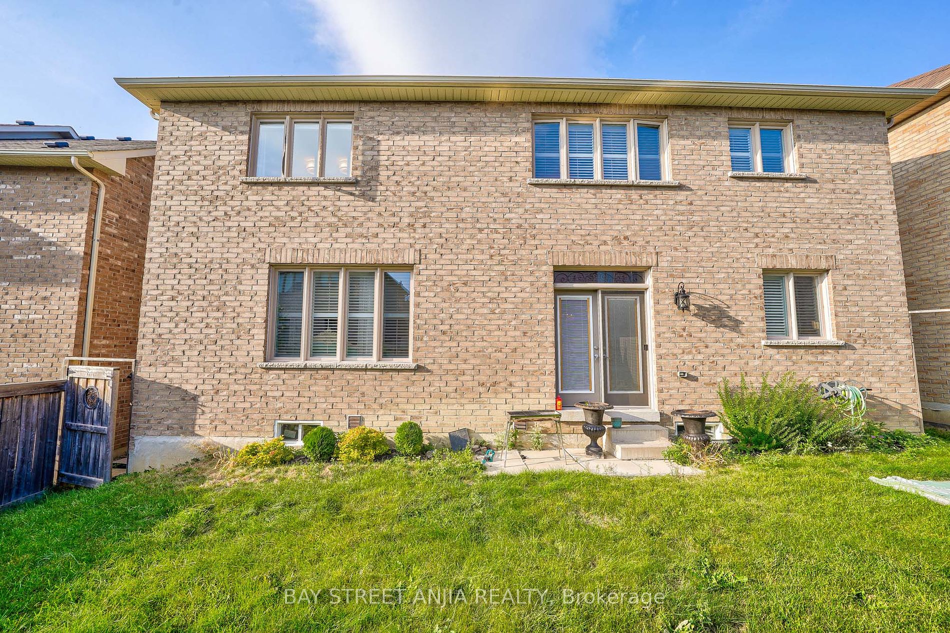 1002 Sherman Brock Circ