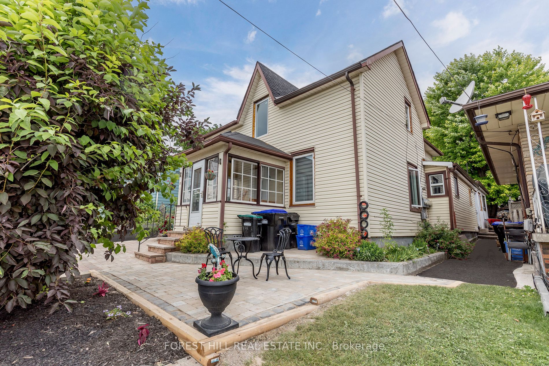 93 John Street E