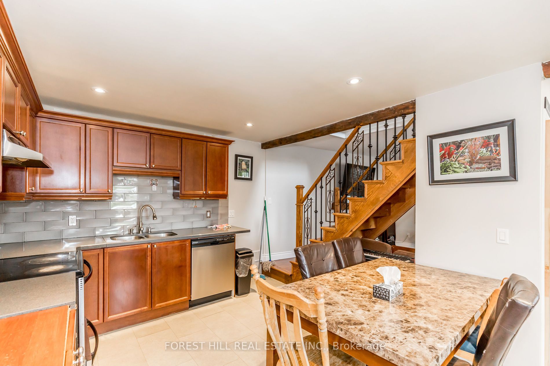 93 John Street E