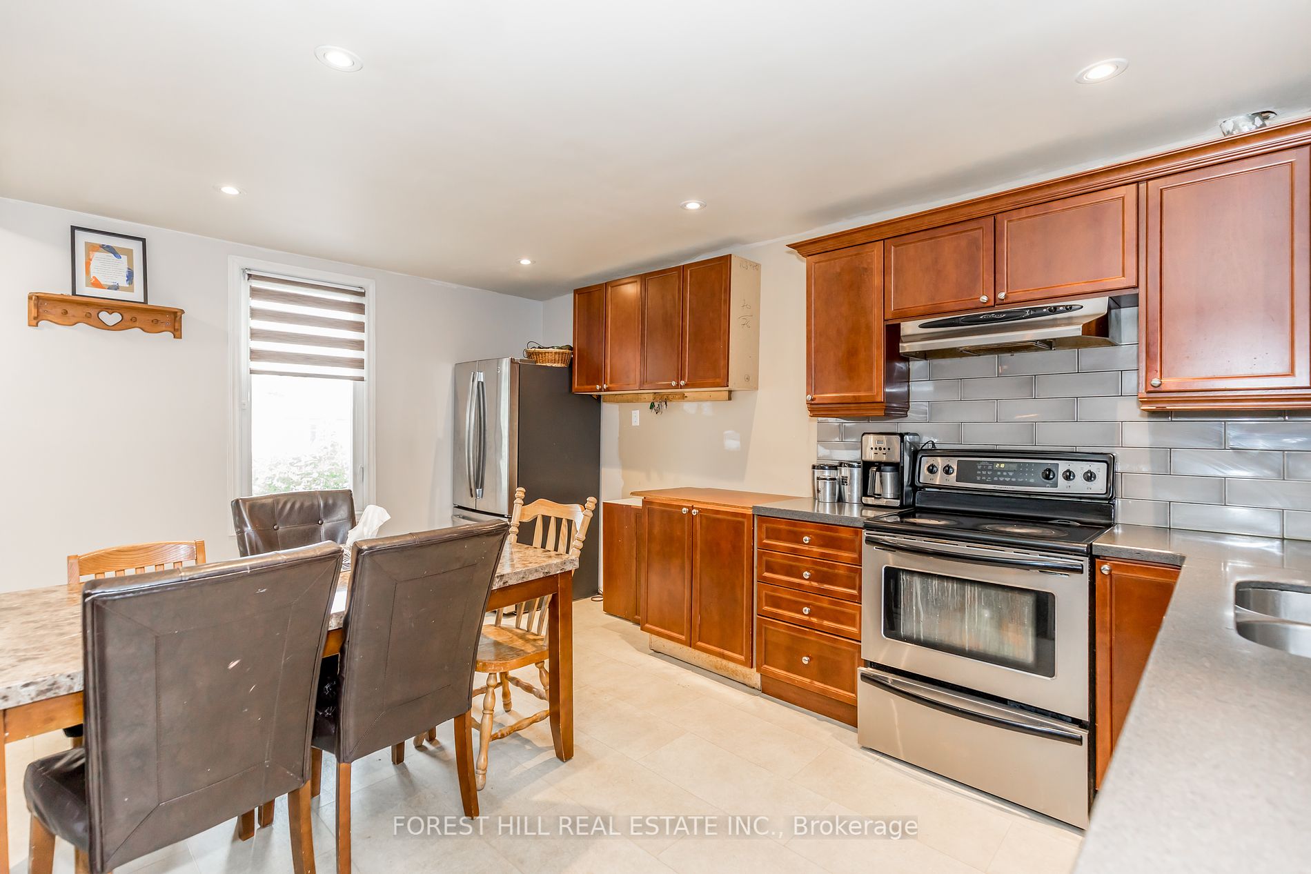 93 John Street E