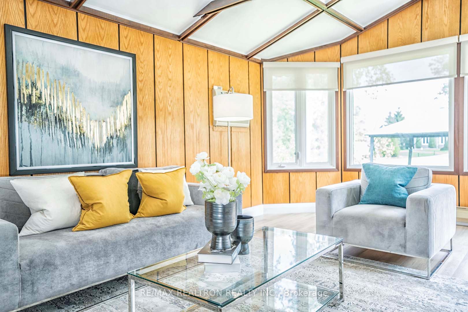 98 Lakeshore Blvd
