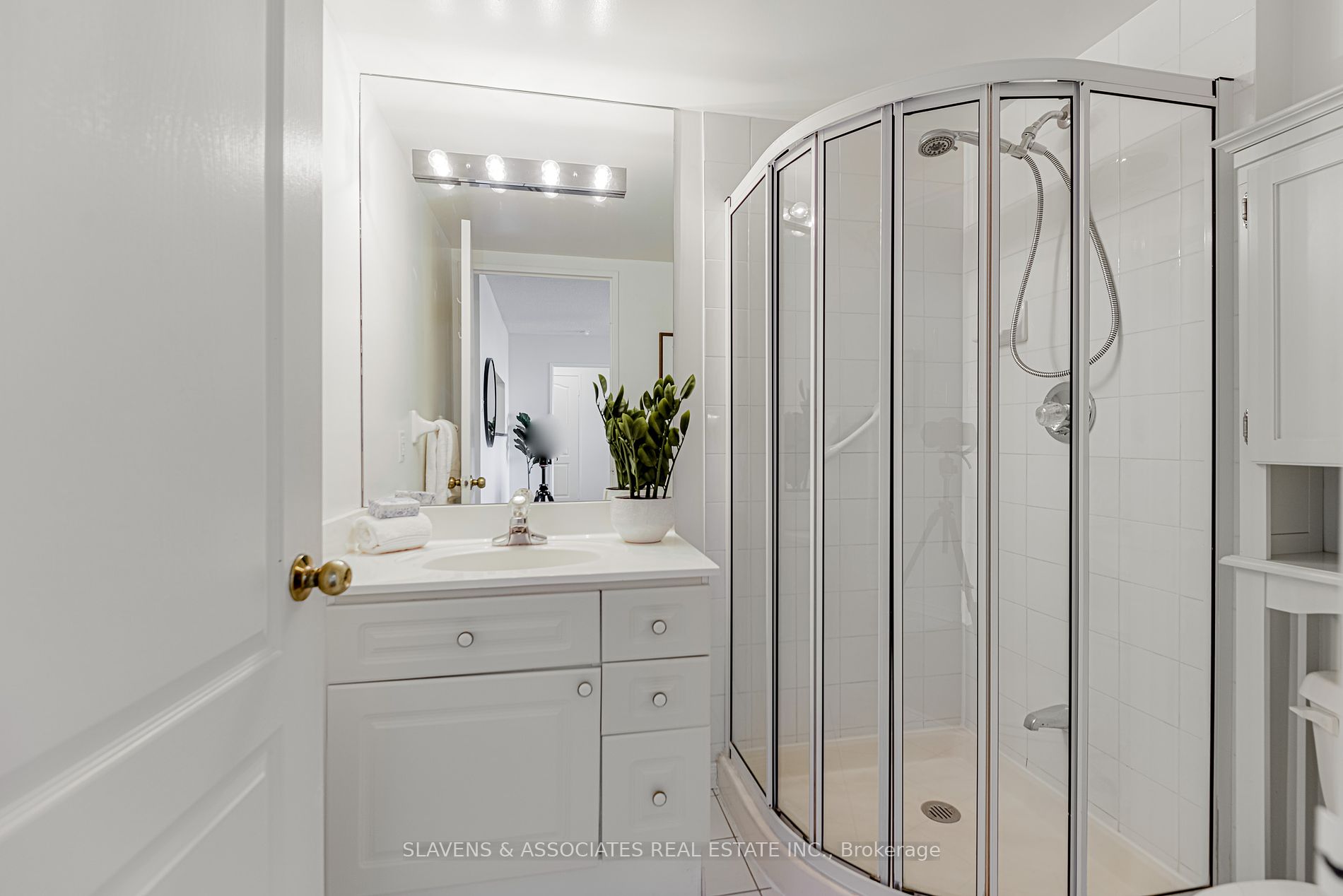 11 Townsgate Drive #902