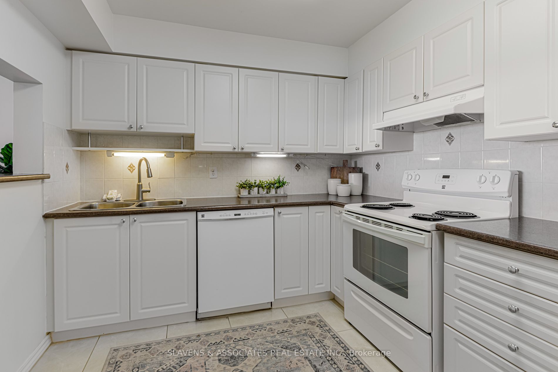 11 Townsgate Drive #902