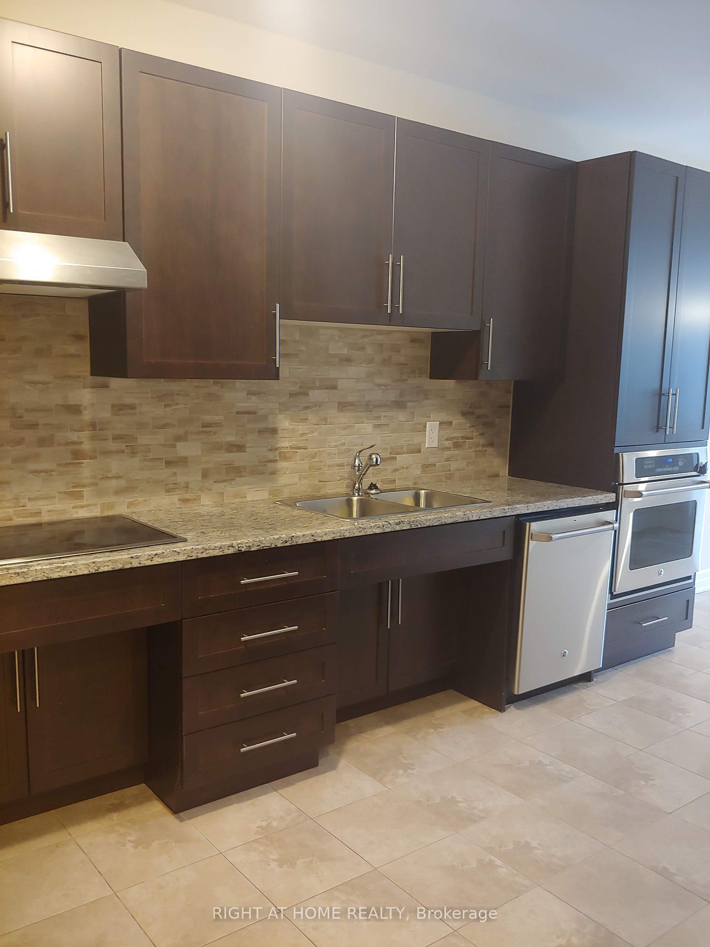 93 Alex Campbell Cres