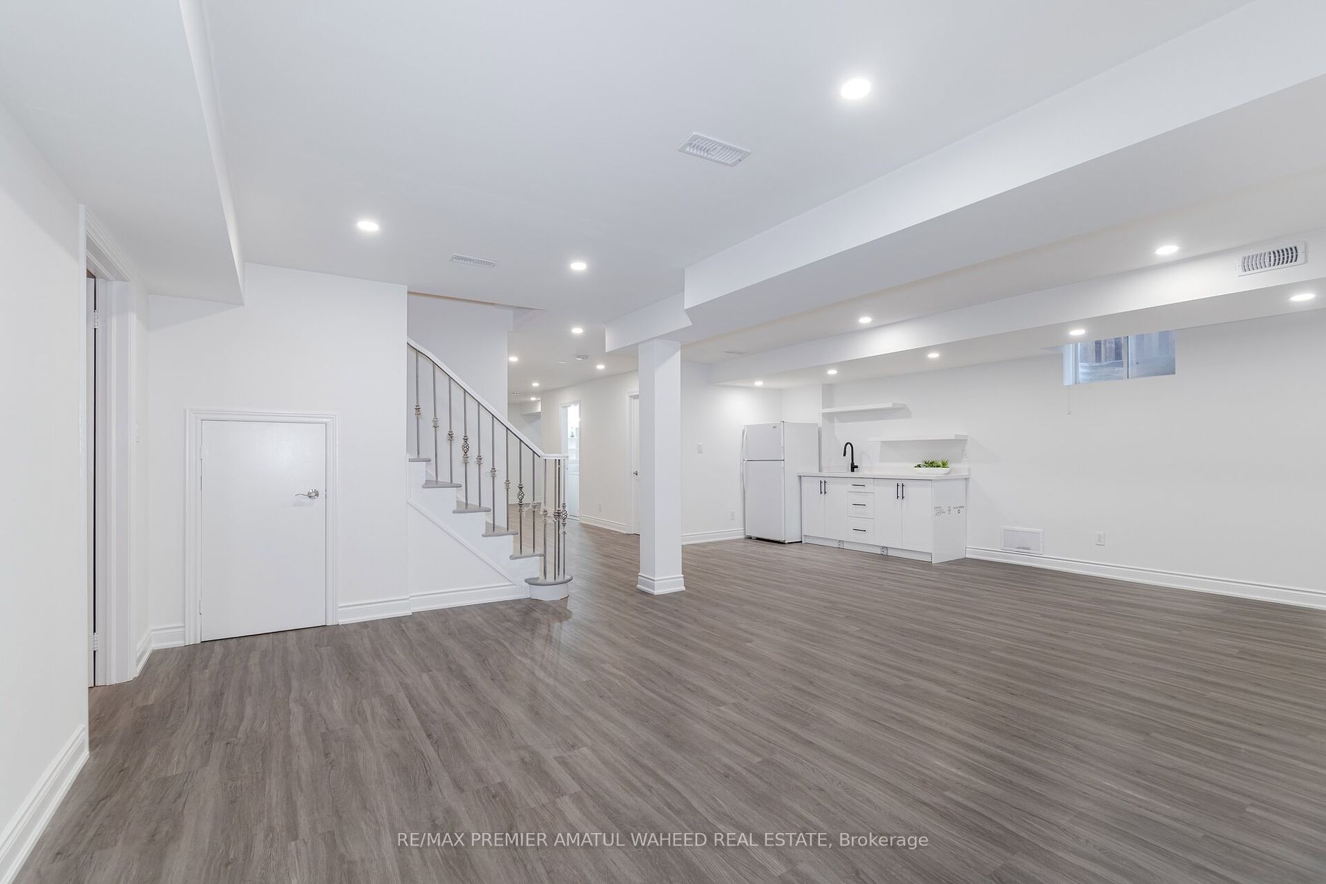 123 Royview Cres