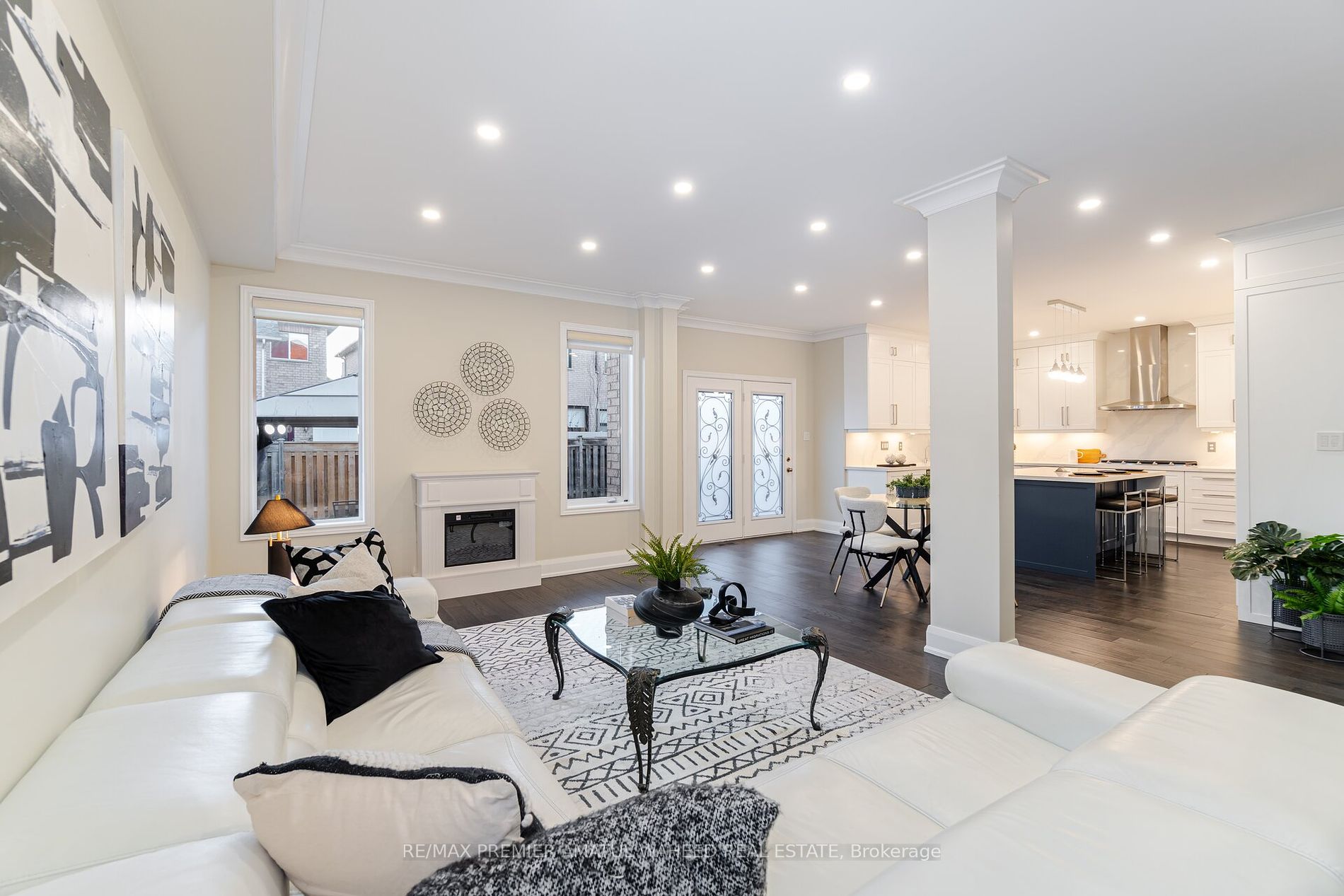 123 Royview Cres
