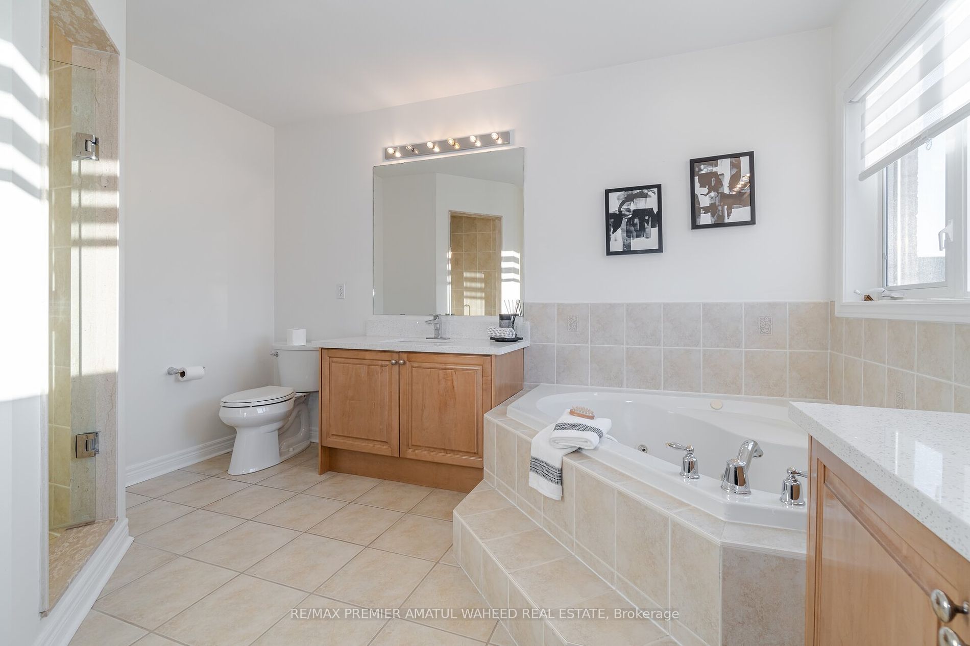 123 Royview Cres