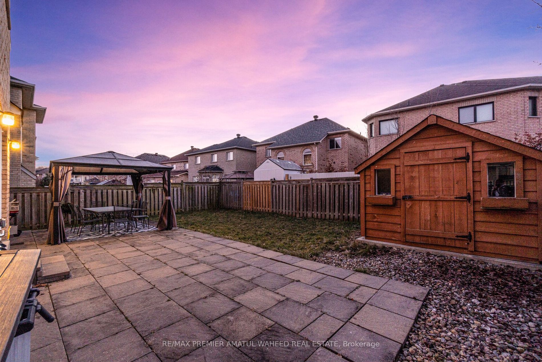 123 Royview Cres