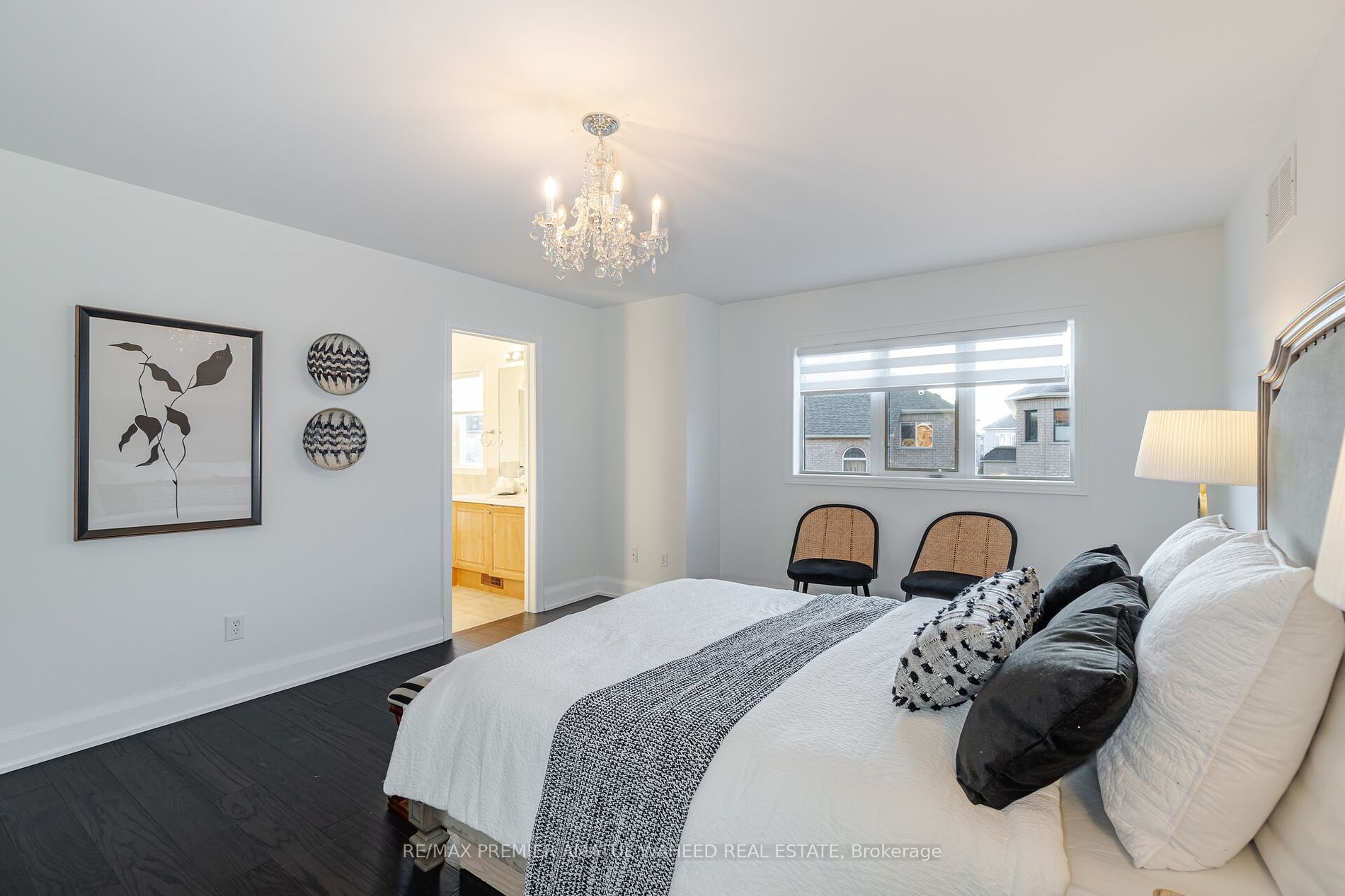 123 Royview Cres