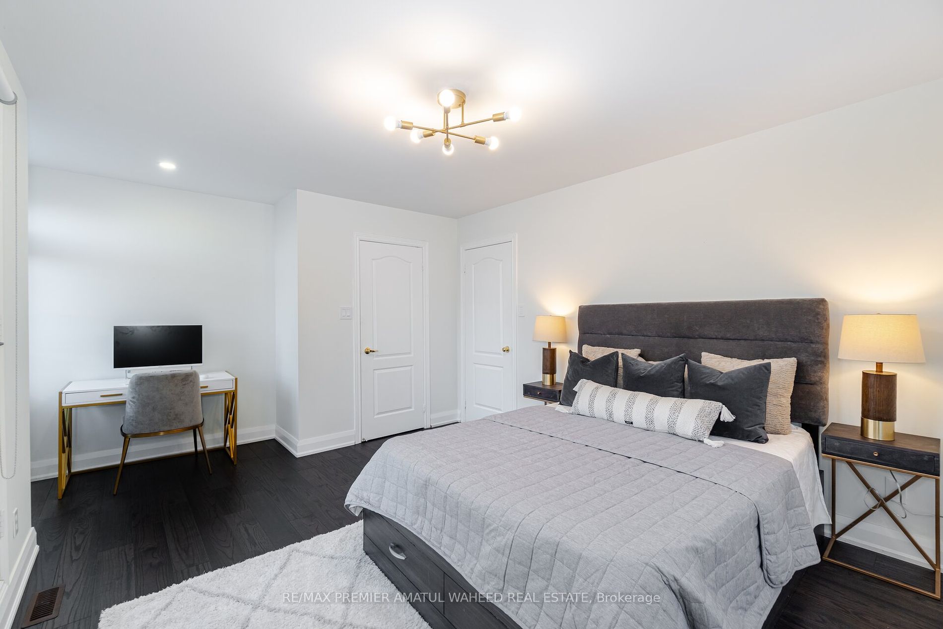 123 Royview Cres