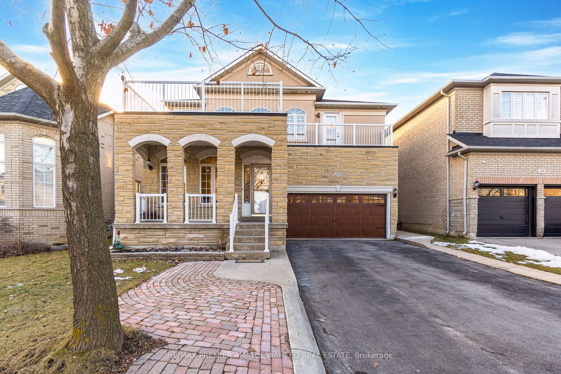 123 Royview Cres