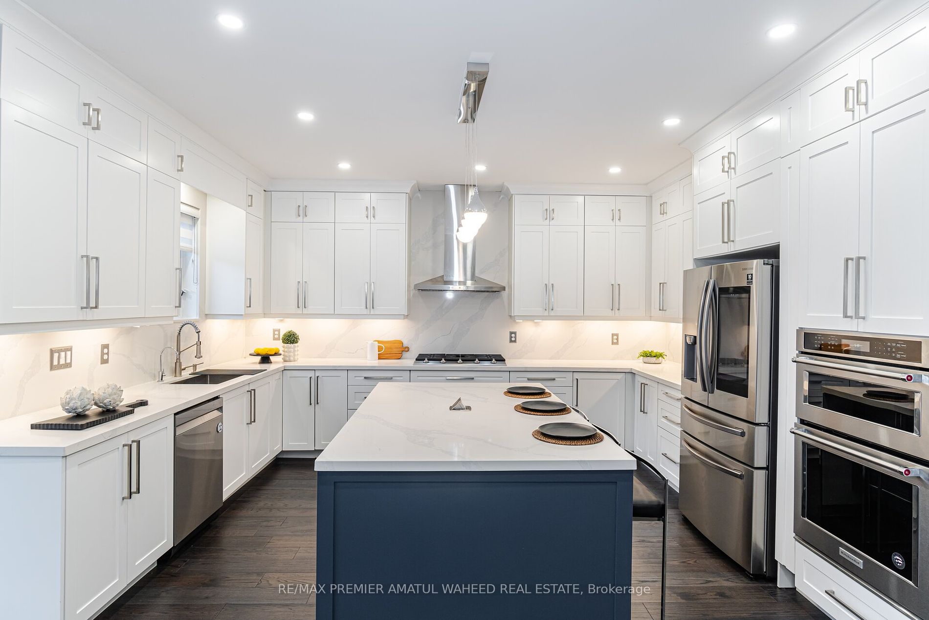 123 Royview Cres