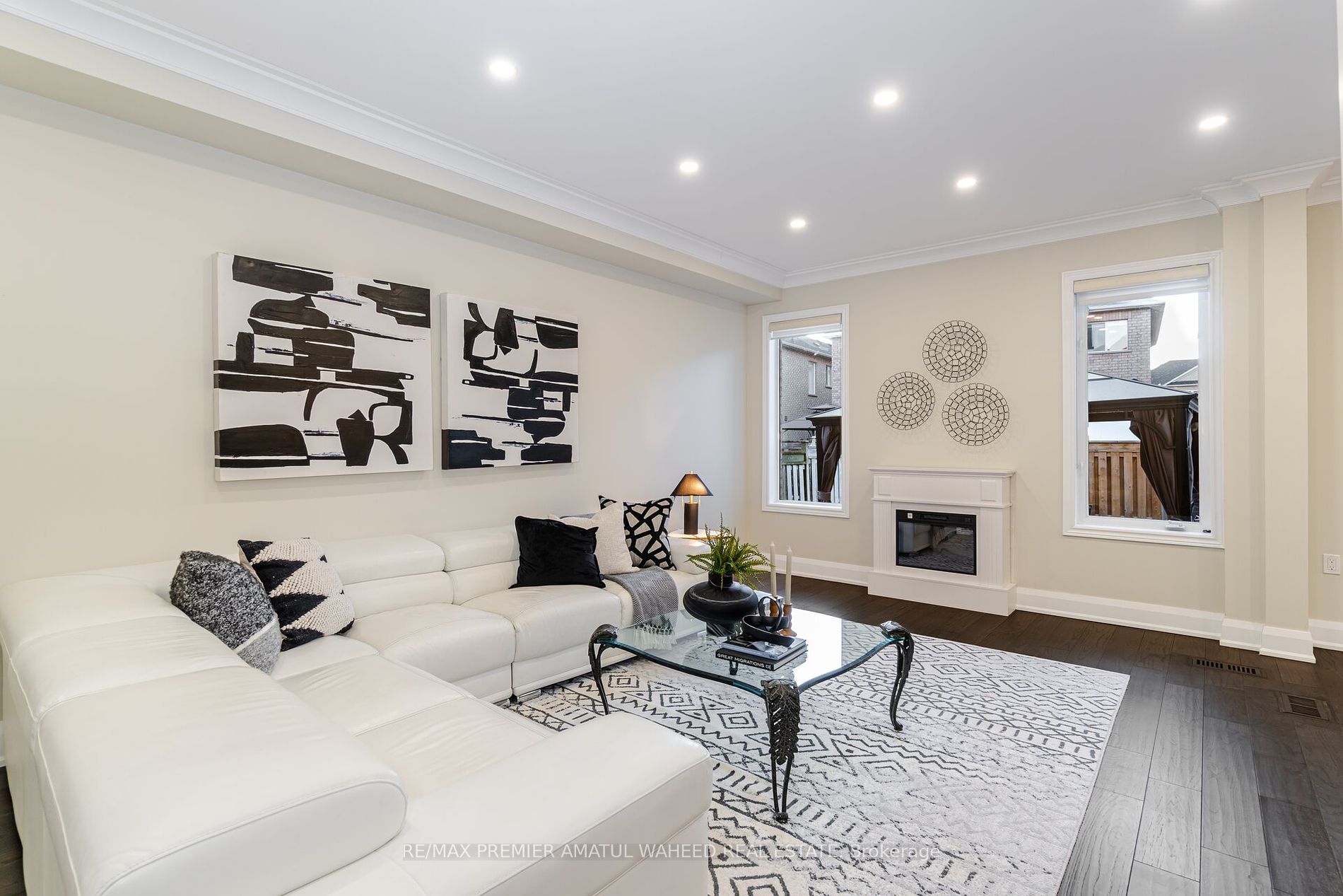 123 Royview Cres