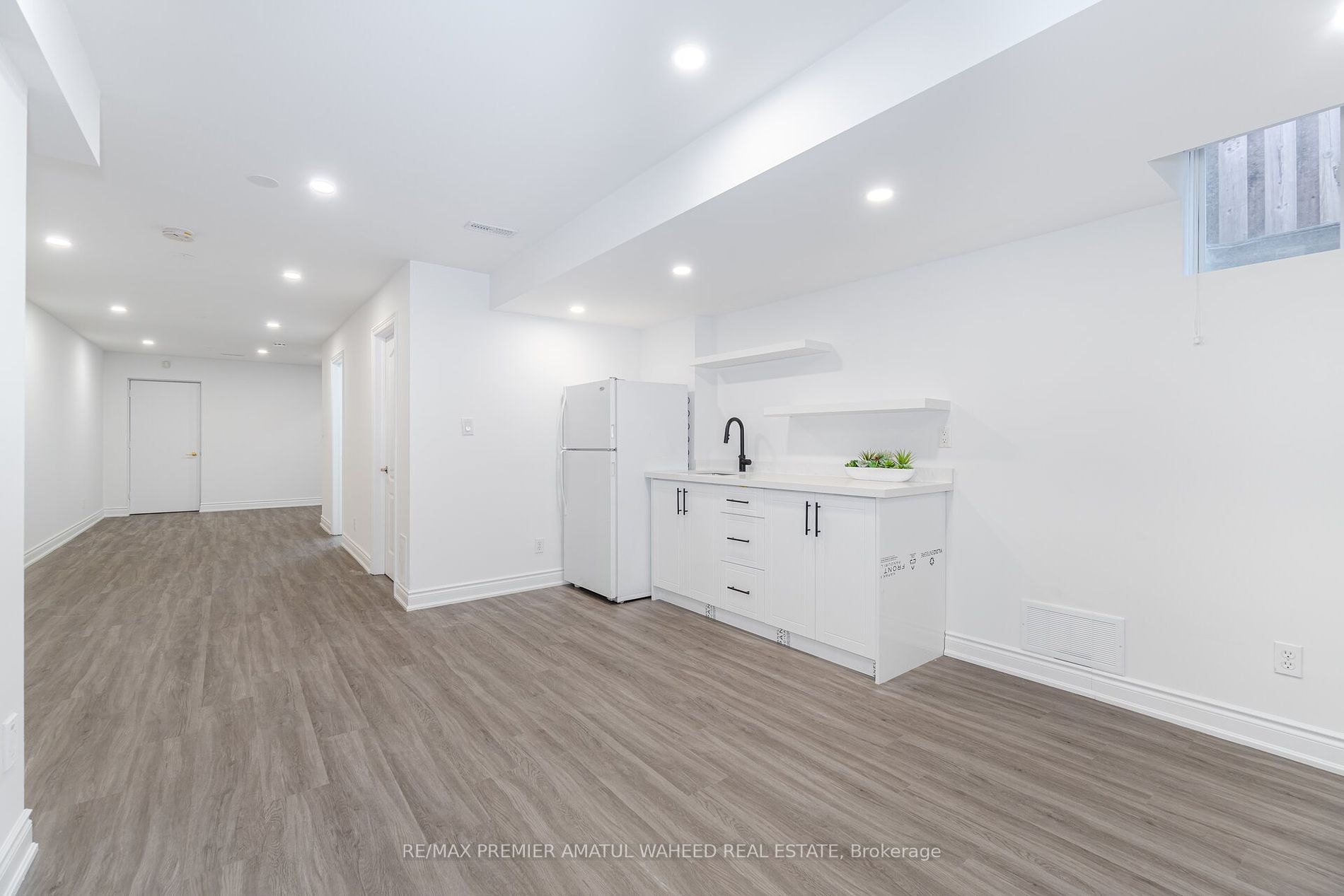 123 Royview Cres