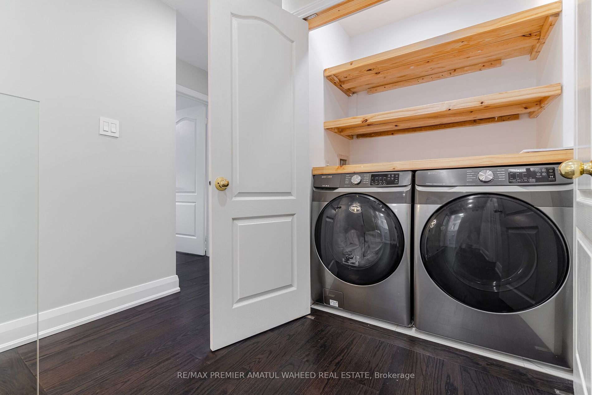 123 Royview Cres
