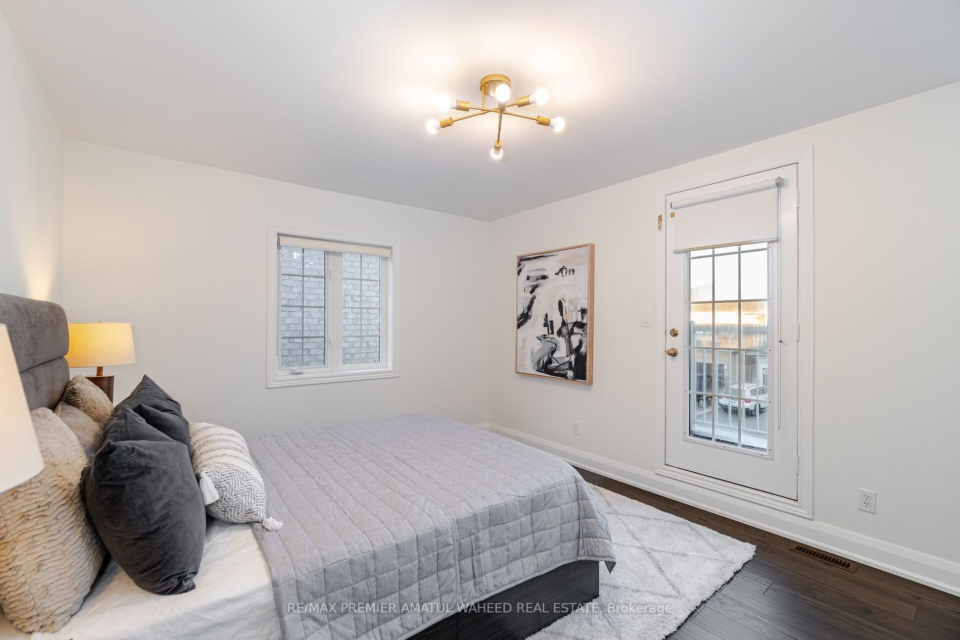 123 Royview Cres