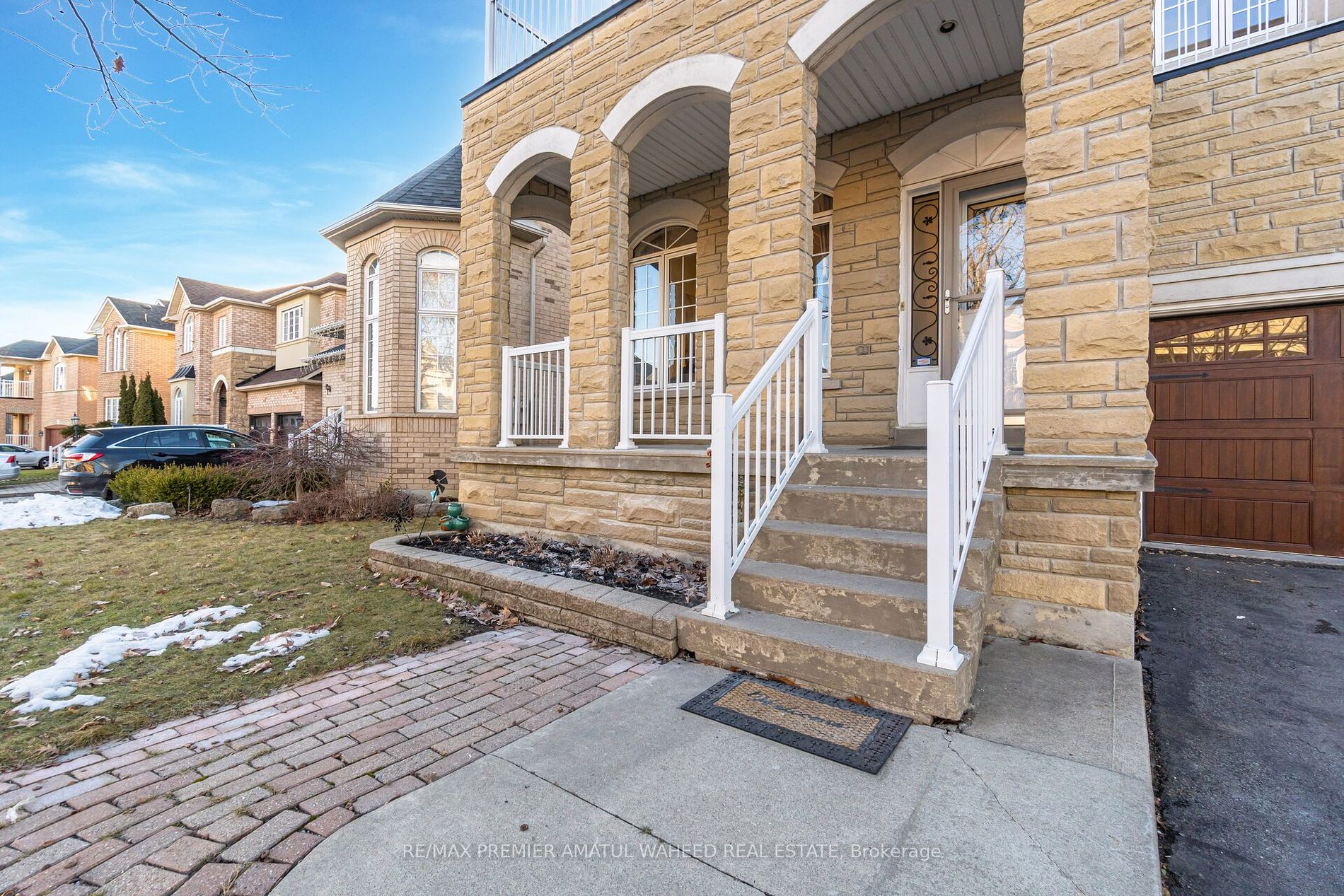 123 Royview Cres