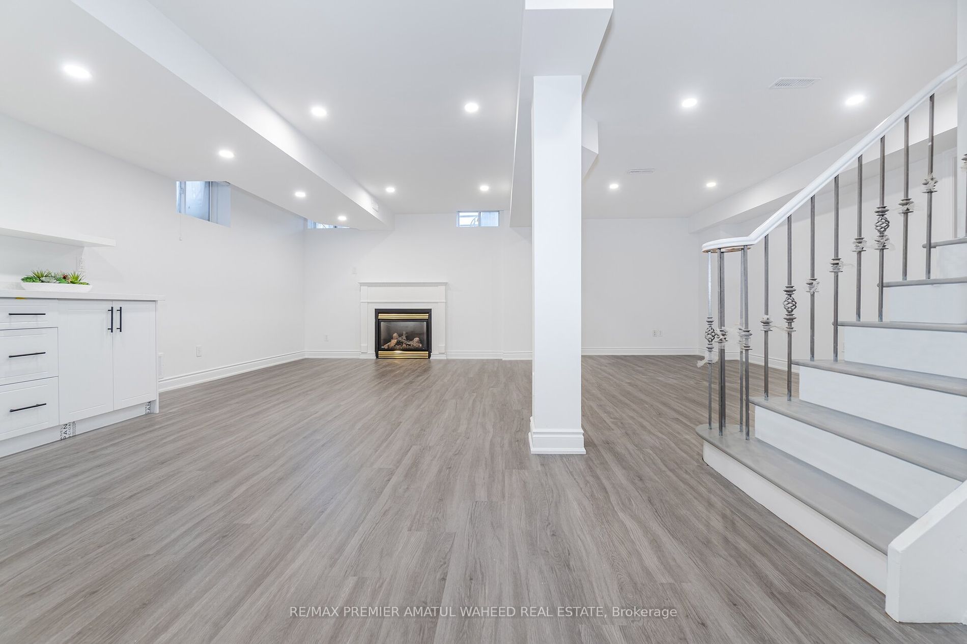 123 Royview Cres