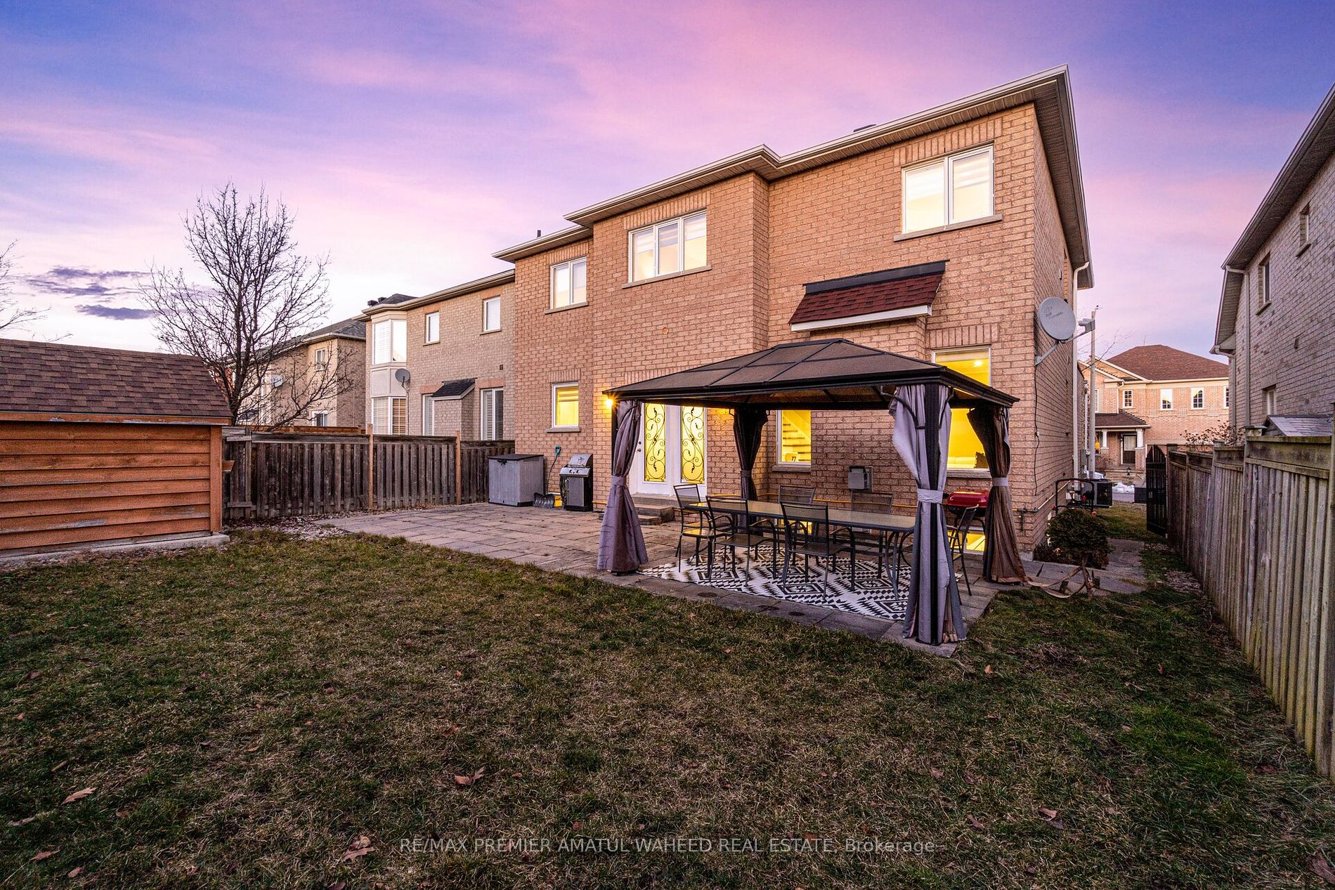 123 Royview Cres