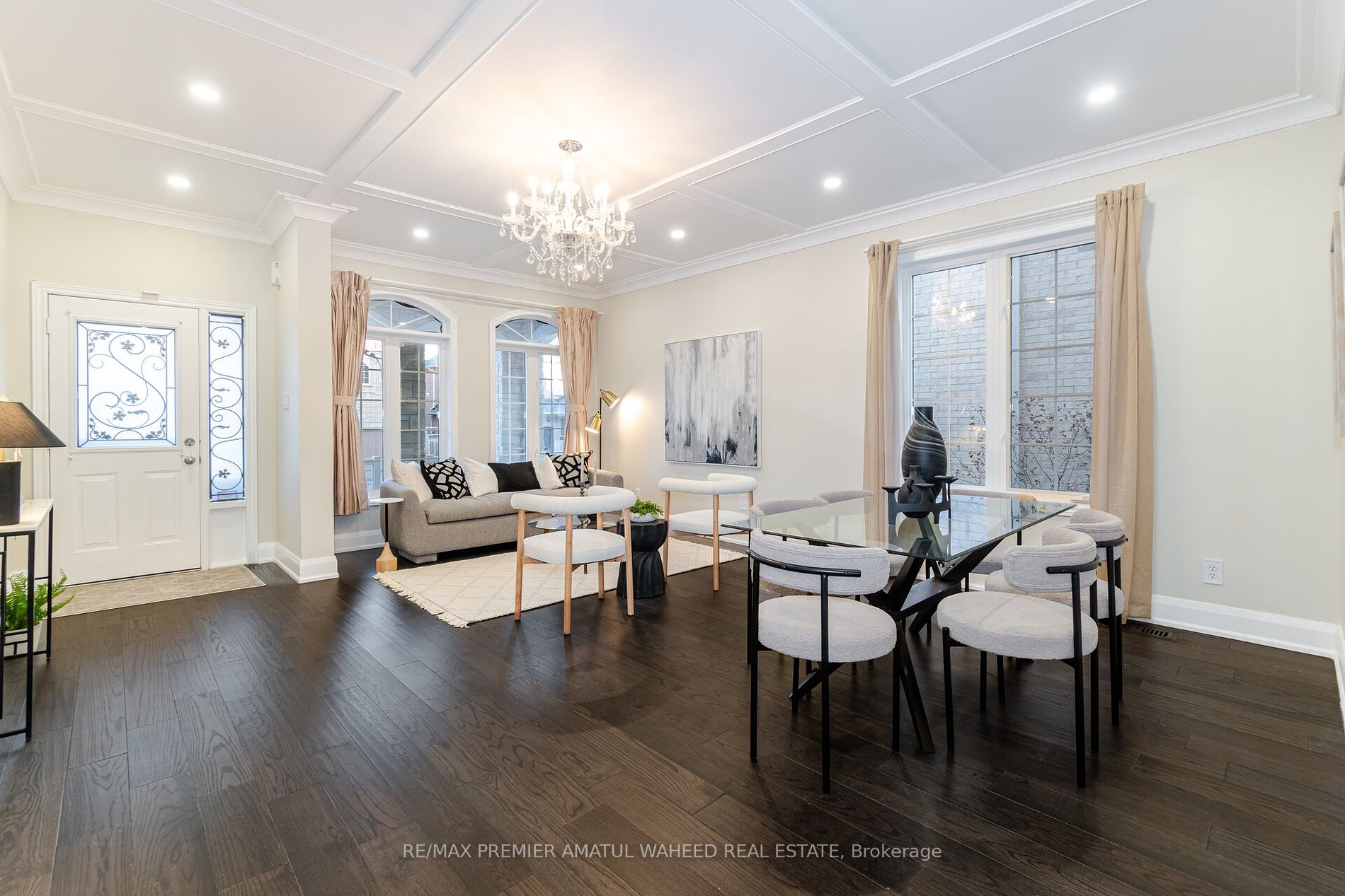 123 Royview Cres