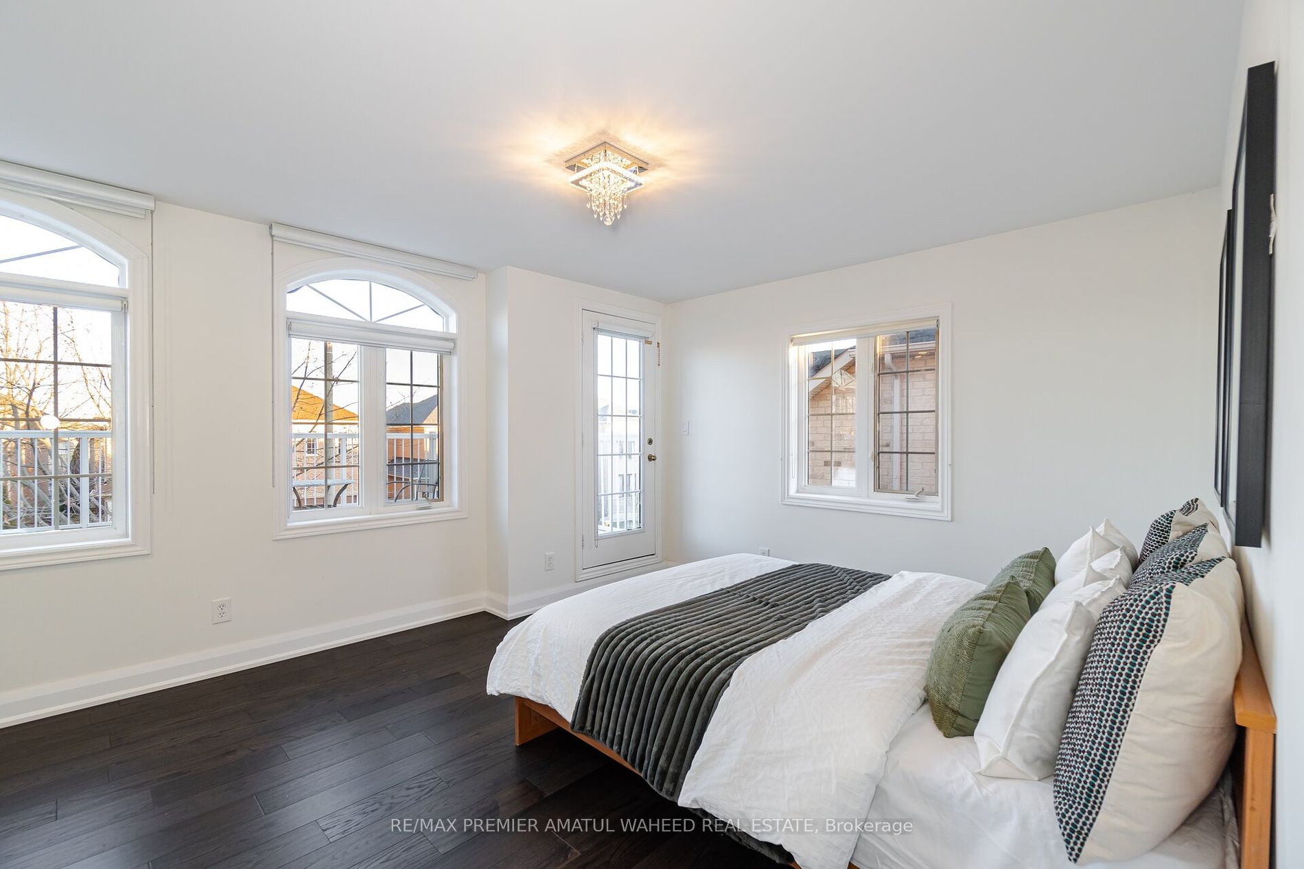 123 Royview Cres