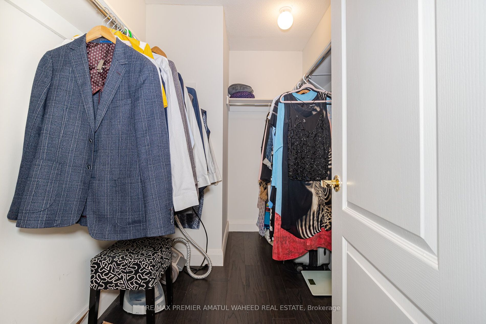 123 Royview Cres
