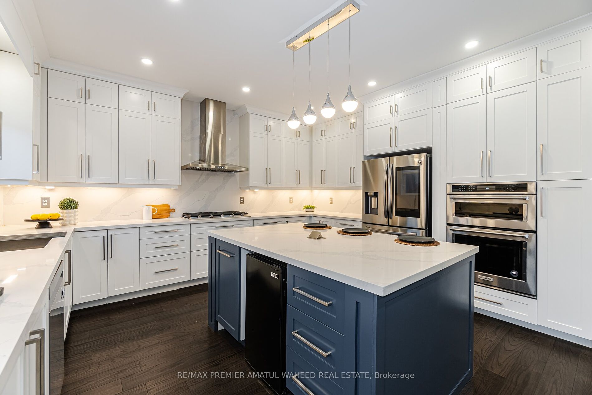 123 Royview Cres