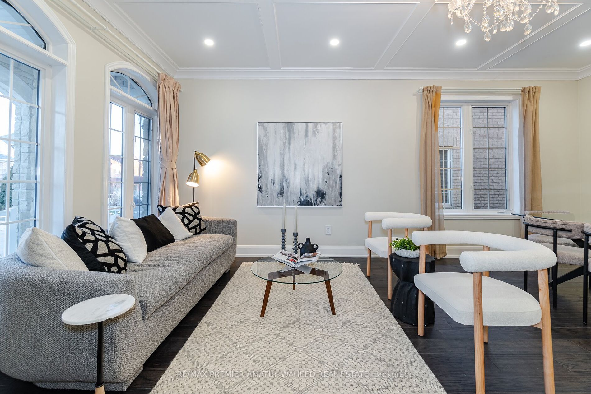 123 Royview Cres