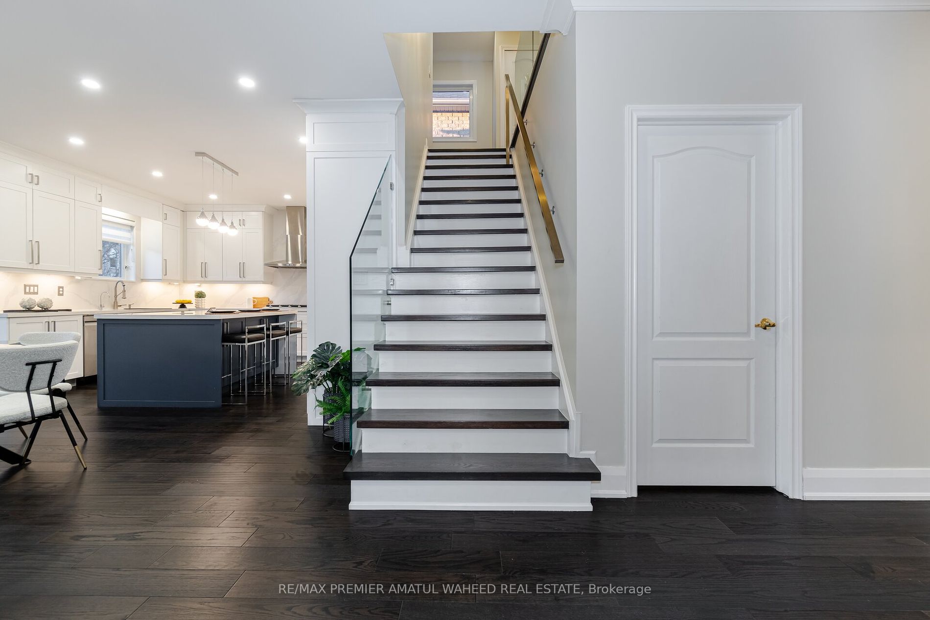 123 Royview Cres