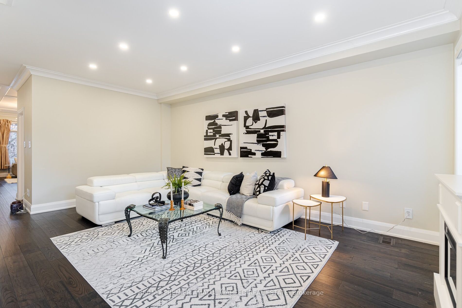 123 Royview Cres