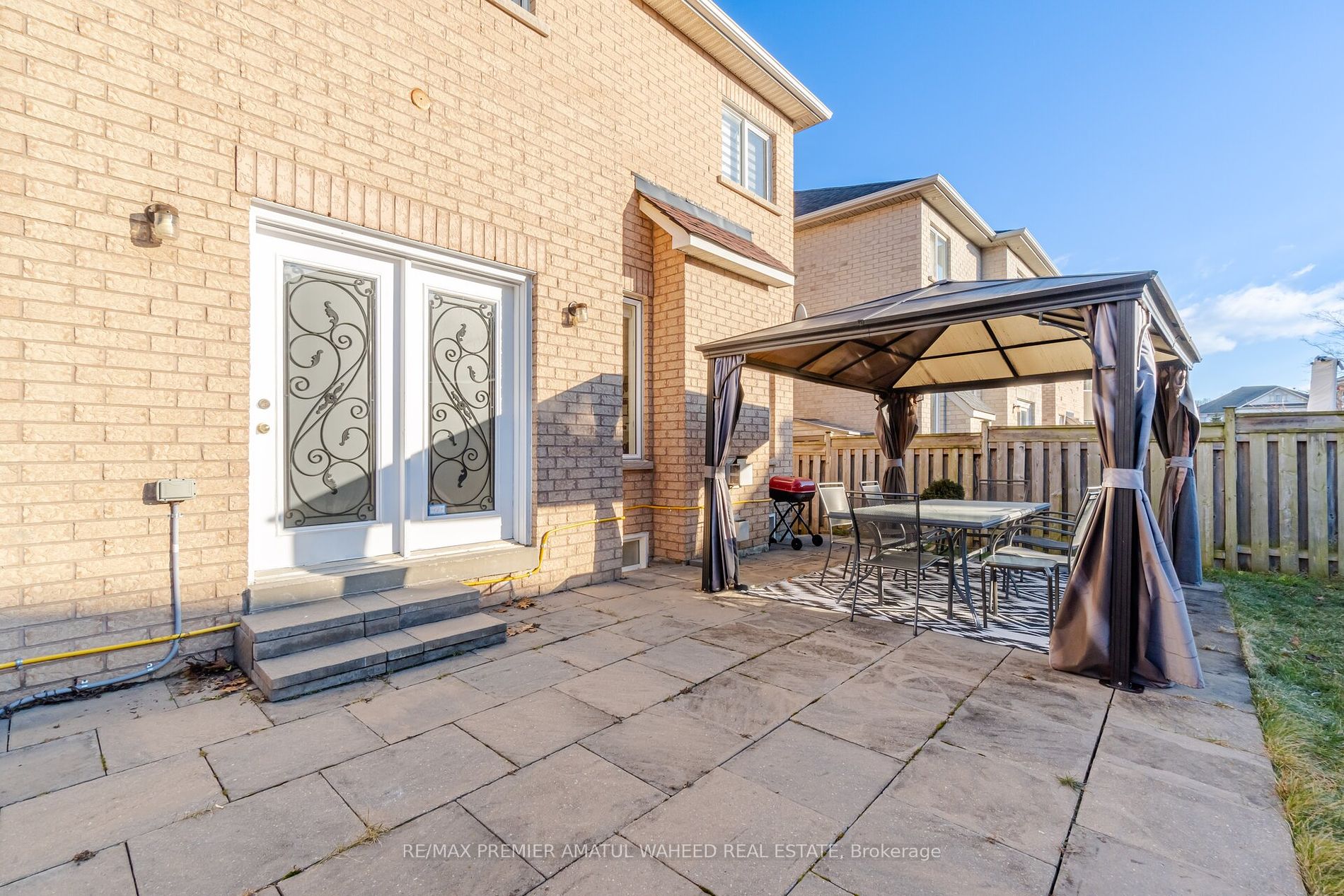 123 Royview Cres